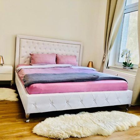 Attraktive Wohnung Mit Balkon Zum Gruenen Hinterhof Schwerin  Kültér fotó