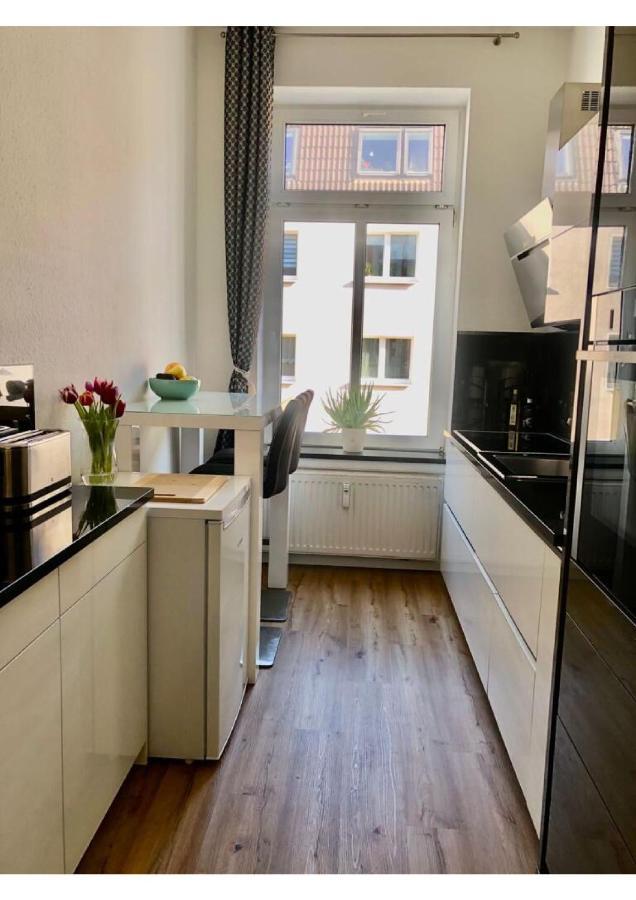 Attraktive Wohnung Mit Balkon Zum Gruenen Hinterhof Schwerin  Kültér fotó