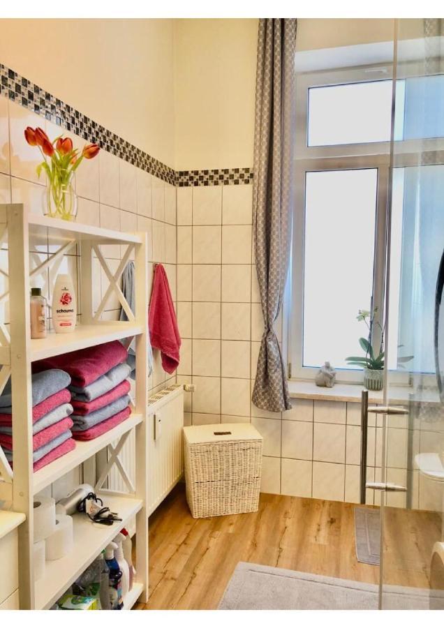 Attraktive Wohnung Mit Balkon Zum Gruenen Hinterhof Schwerin  Kültér fotó